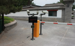 旭恒環(huán)照車牌識(shí)別道閘機(jī)