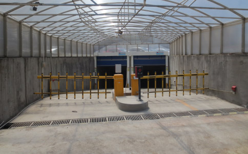 旭恒環(huán)照柵欄式道閘機(jī)